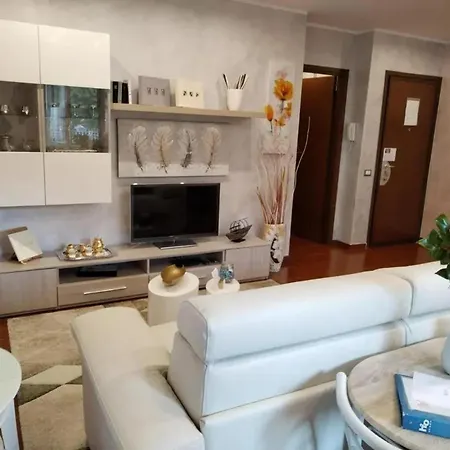 아파트 With Garden In *